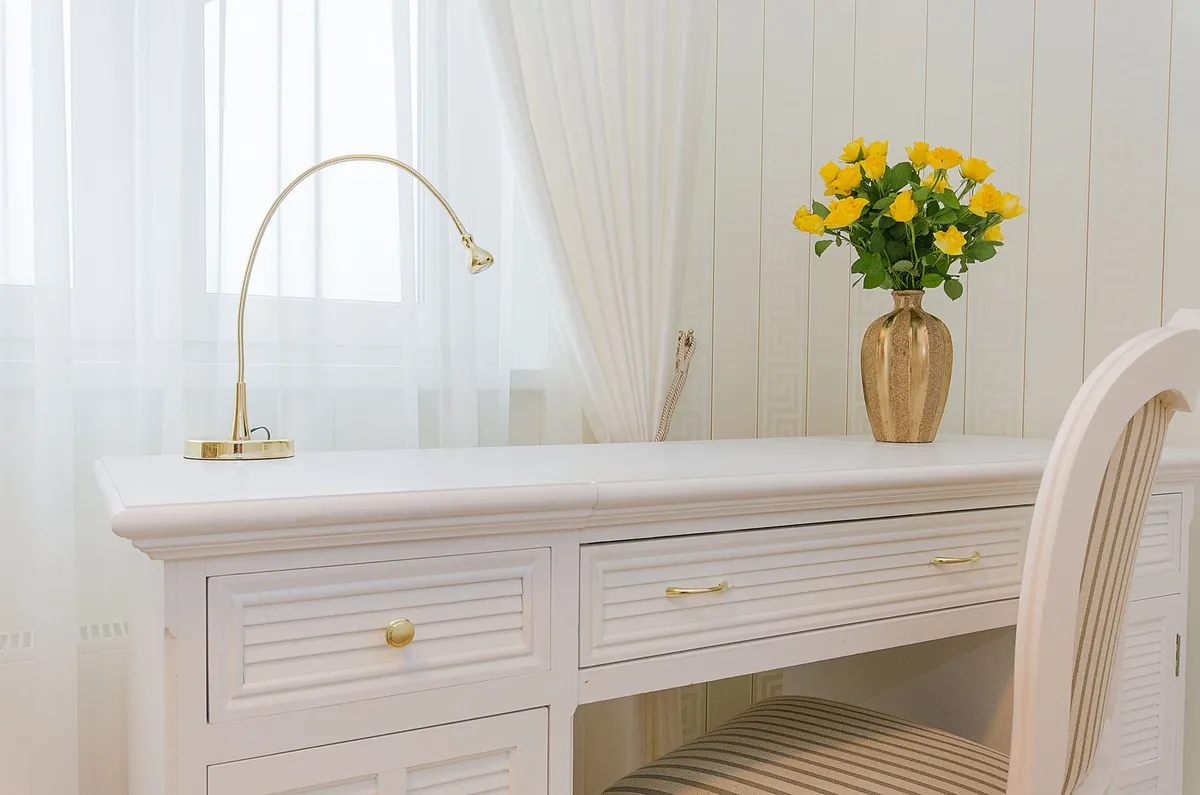 Bureau d’angle blanc avec rangements — photo 1