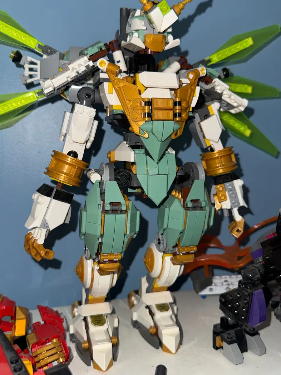 Lego Ninjago robot blanc, vert et doré, construit — photo 1