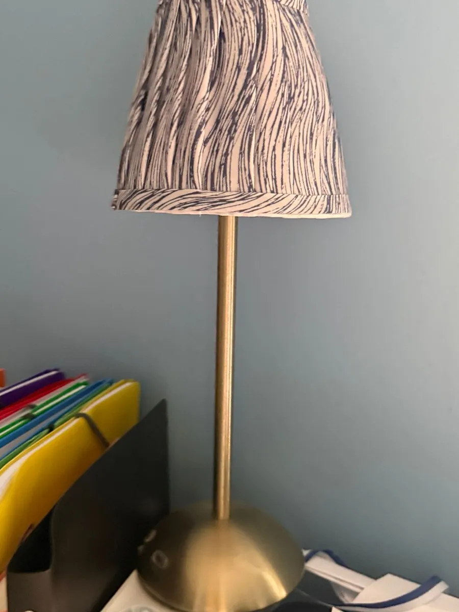 Lampe de table pied laiton, abat-jour motifs — photo 1