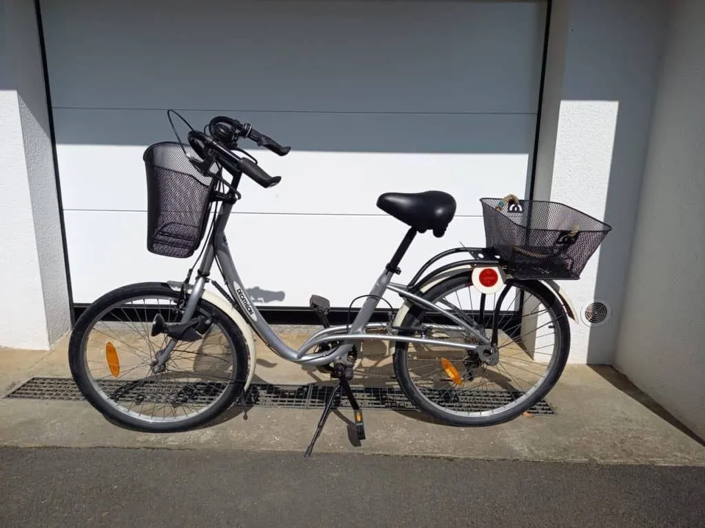Vélo de ville Decathlon gris avec 2 paniers — photo 1