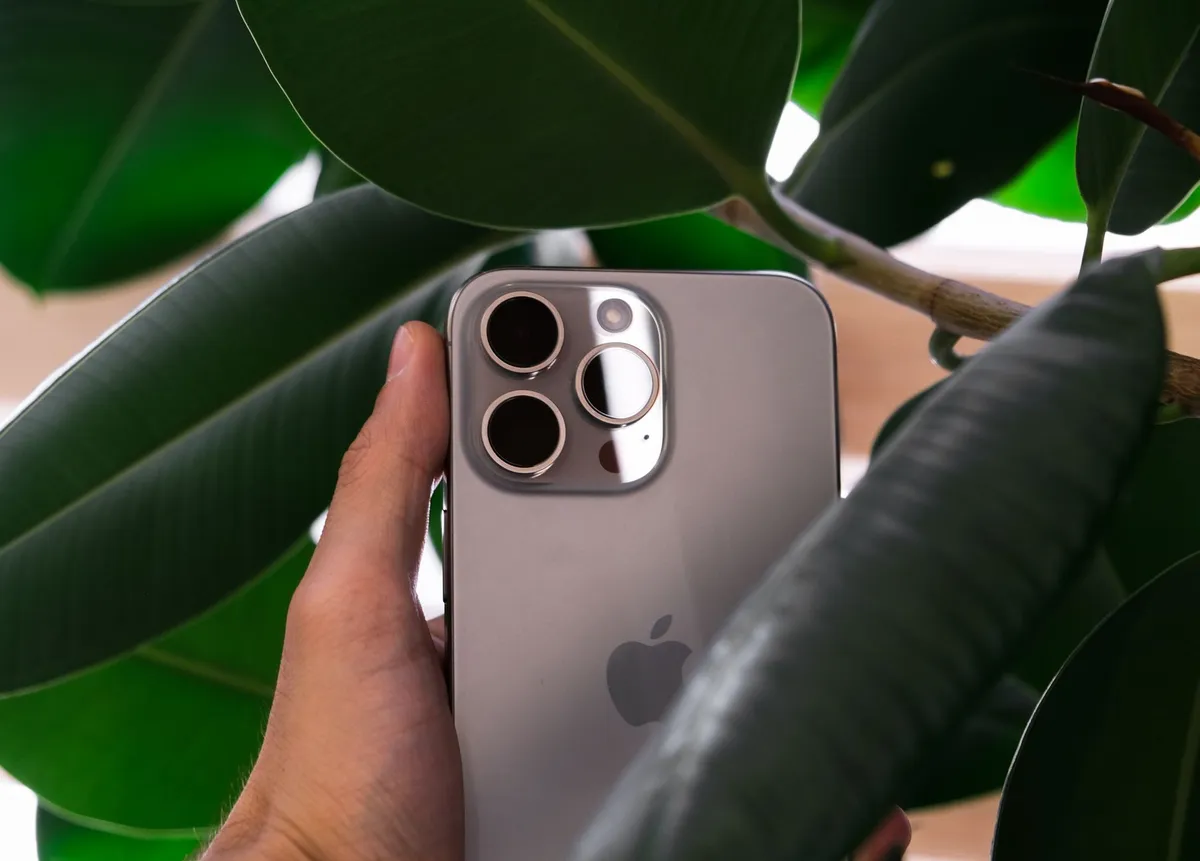 iPhone 15 Pro 256 Go titane naturel — photo 1
