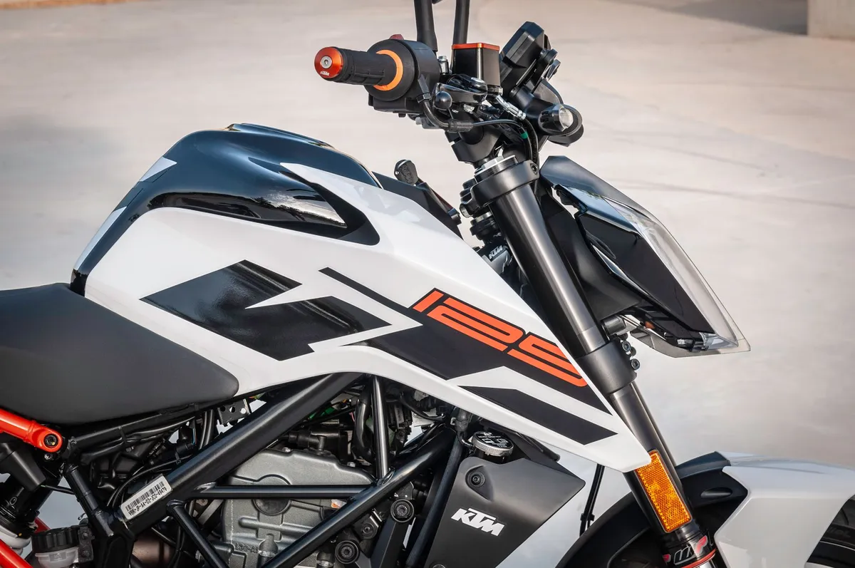 KTM Duke 125 orange – permis A1, révisée — photo 1
