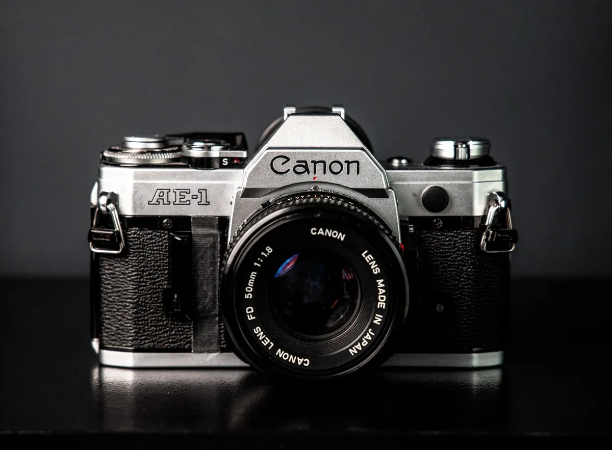 Appareil photo argentique Canon AE-1 + objectif 50 mm — photo 1