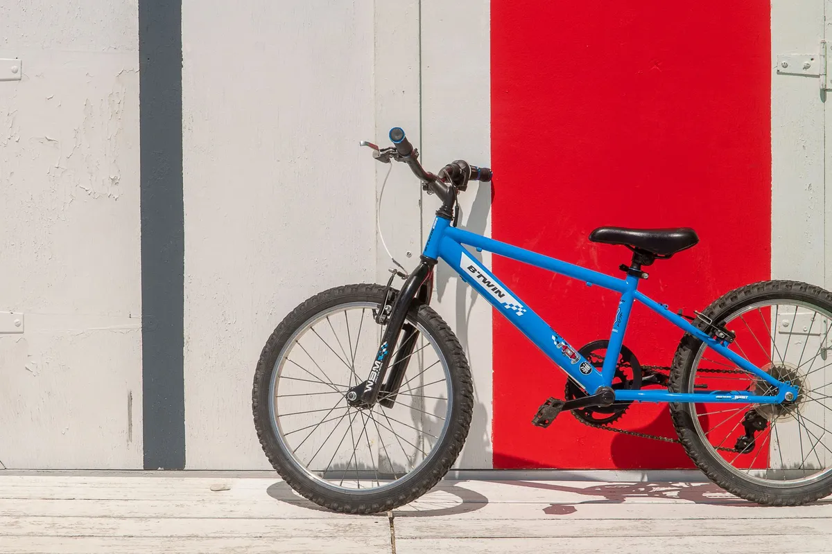 Vélo enfant Décathlon 20" avec stabilisateurs amovibles — photo 1
