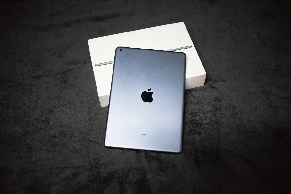 iPad Air 5 64 Go Wi-Fi bleu + Apple Pencil 2 — photo 1