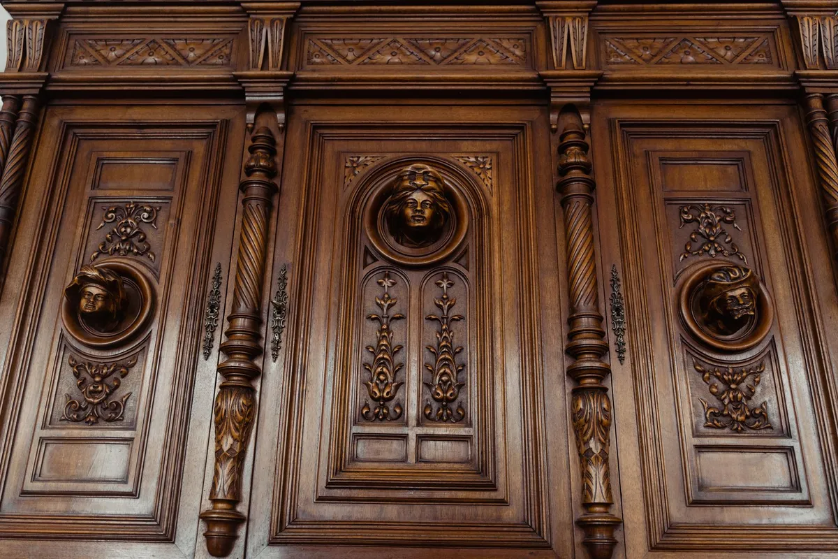 Meubles Anciens Molsheim – Buffet vaisselier chêne massif — photo 1