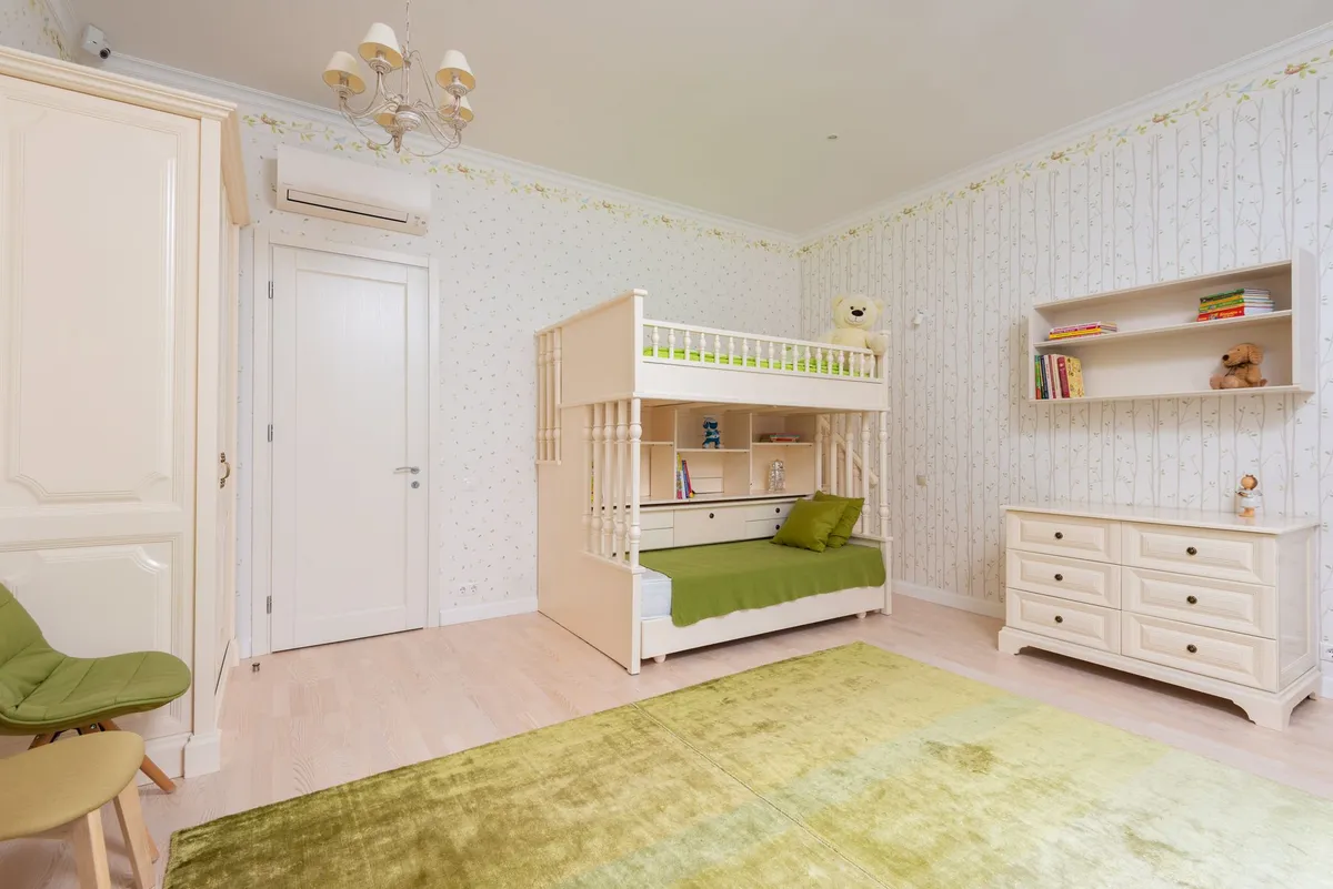 Lit superposé enfant blanc avec échelle et barrière — photo 1