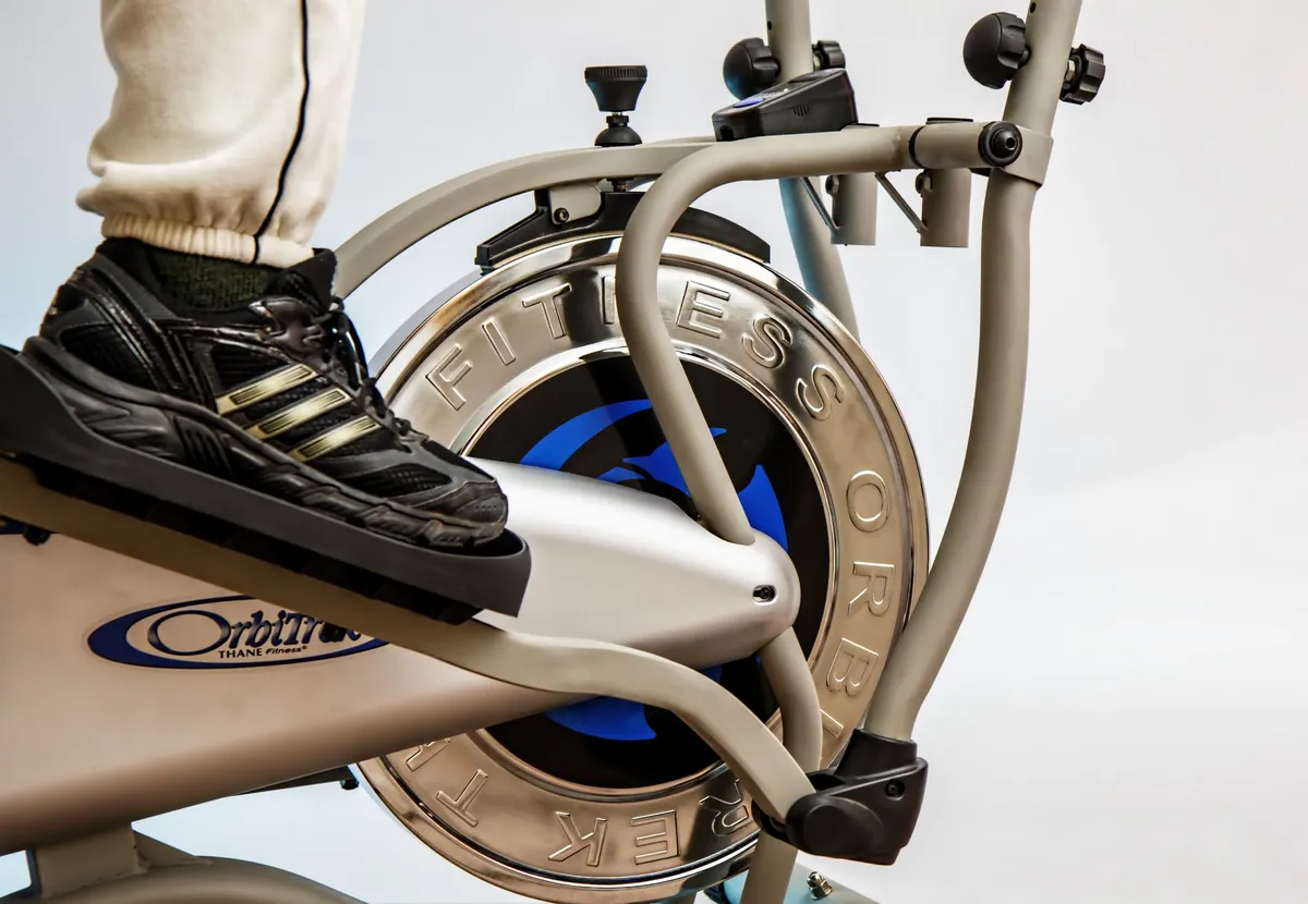 Fitness Club Strasbourg – Vélo elliptique Domyos réformé, très bon état — photo 1