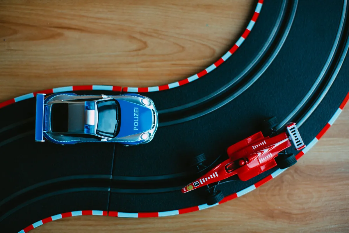Circuit de voitures Scalextric complet avec 2 voitures — photo 1