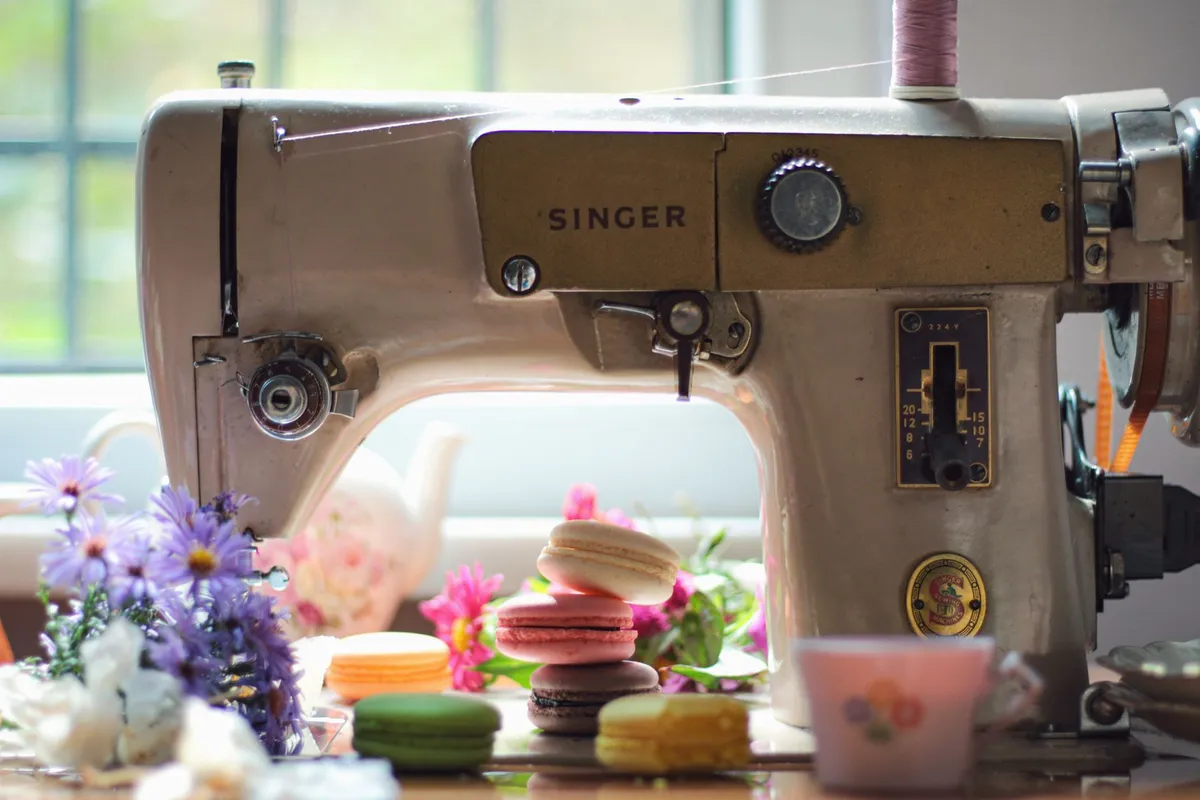 Machine à coudre Singer avec meuble et accessoires — photo 1